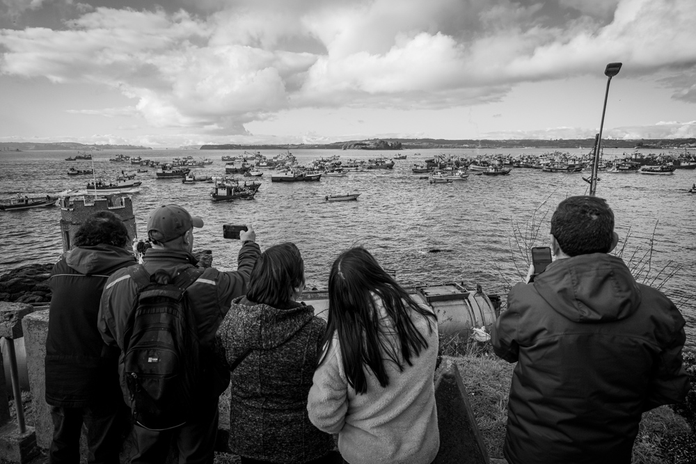 Procesión de San Pedro en Calbuco — registro en blanco y negro